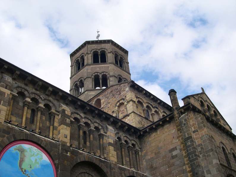  abbatiale du douzième siècle